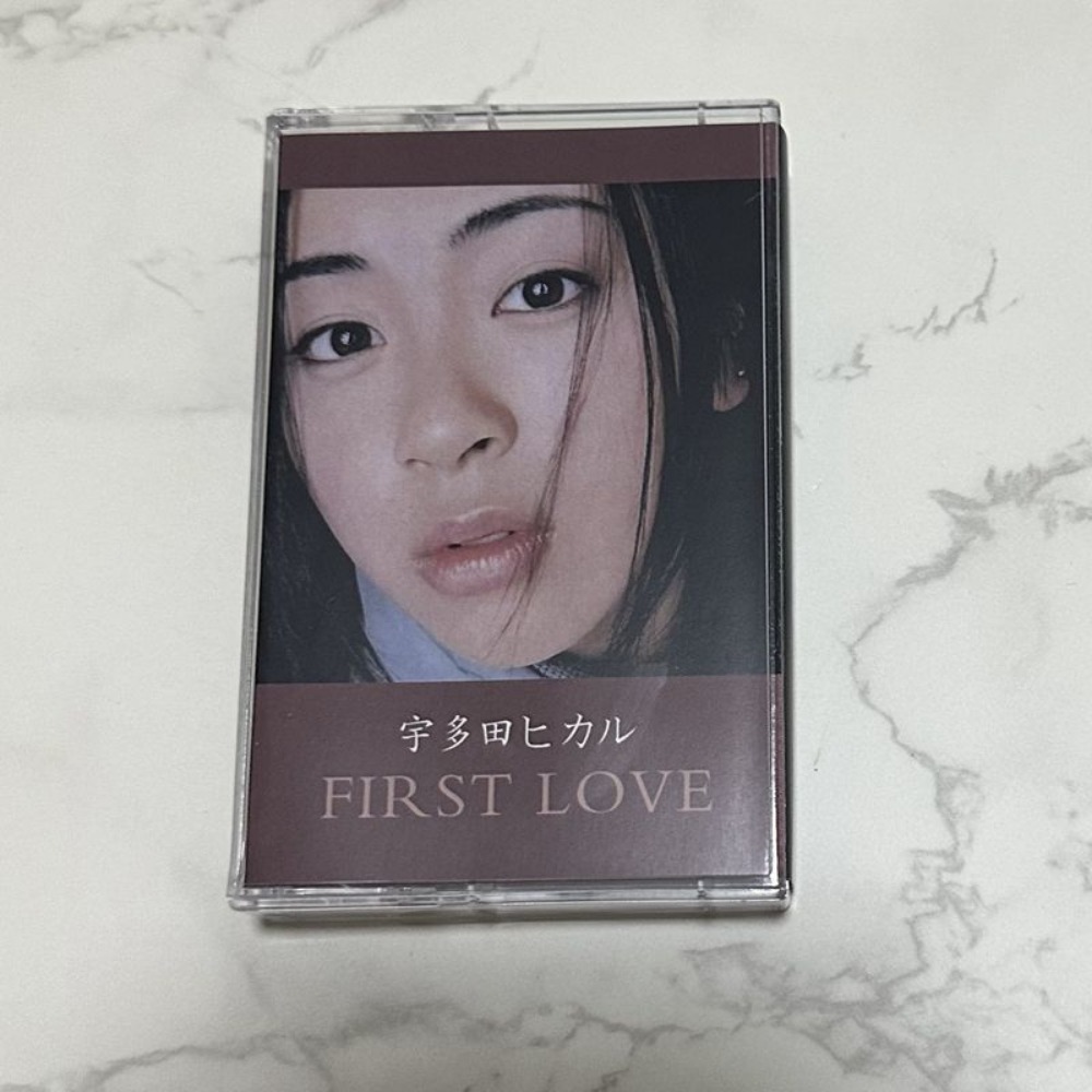 Drone Camera Stabilized - Gloednieuwe, verzegelde cassetteband. Tijdloze Japanse popklassieker.